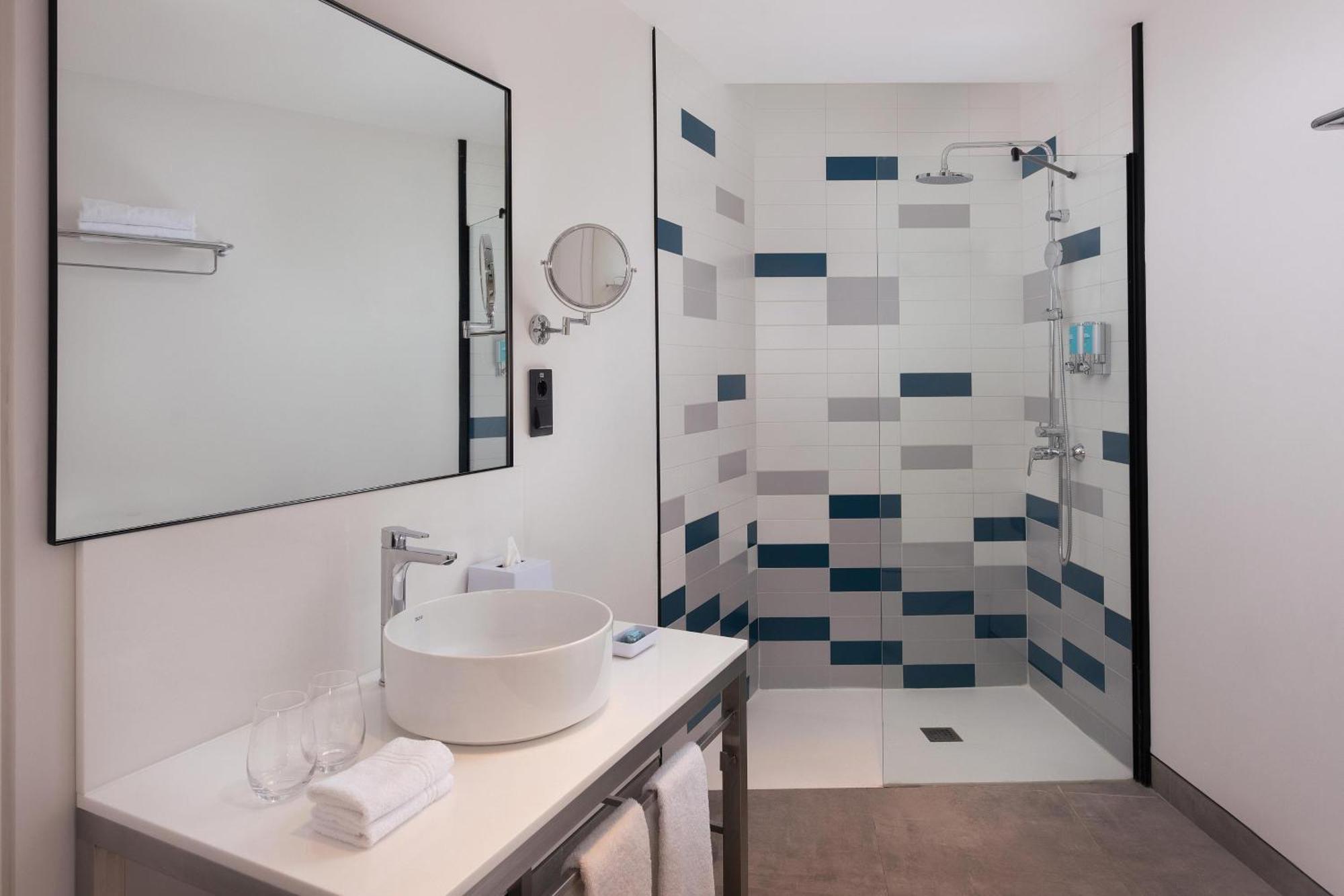 Aloft Madrid Gran Via Hotel Екстериор снимка